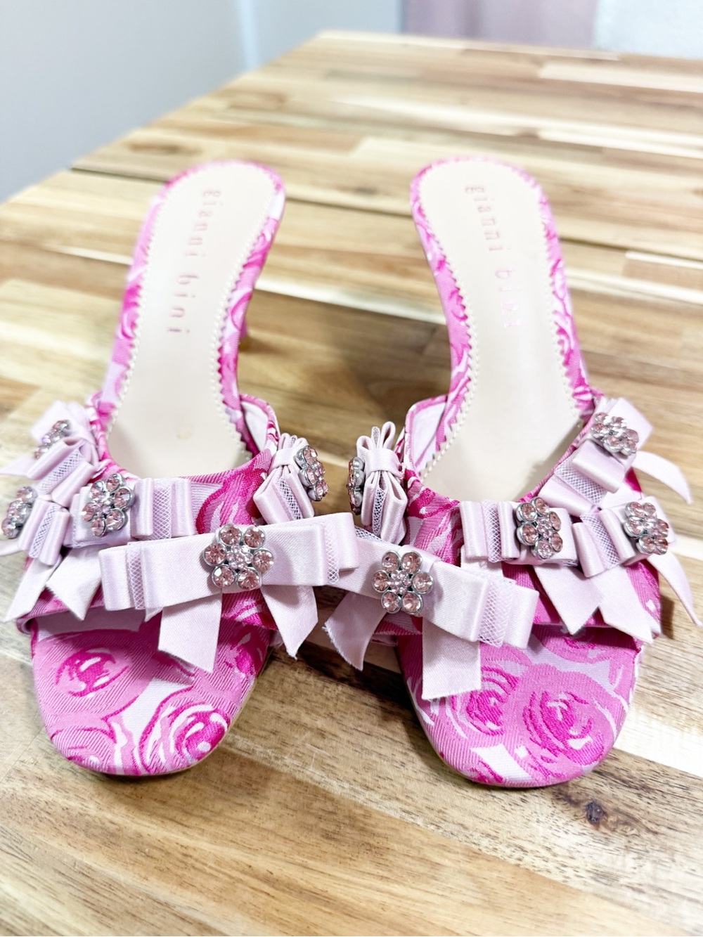 Gianni Bini Lele Floral Pink Satin Rhinestone Embellished Bow Heeled Sandals 9 - Picture 4 of 12